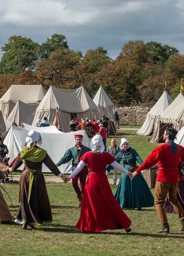 Médiévales%20Hennebont%20|%20Spectacles,%20Marché,%20Reconstitutions%20historiques